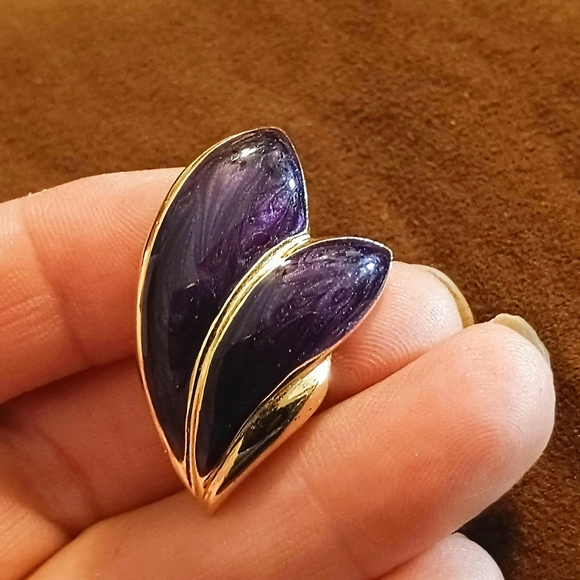 Vintage Trifari TM Clip Earrings - Picture 10 of 11